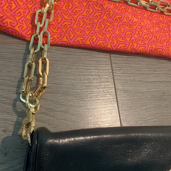 Tory Burch clutch with attachable shoulder strap - Picture 4 of 15